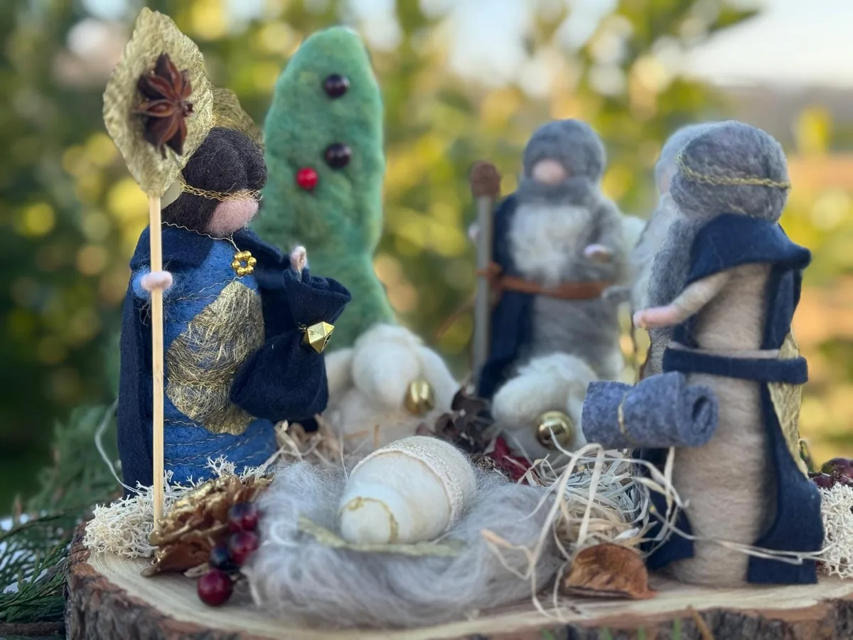 Bettinas handgefilzte Krippenfiguren in Nachtblau auf einer Holzscheibe